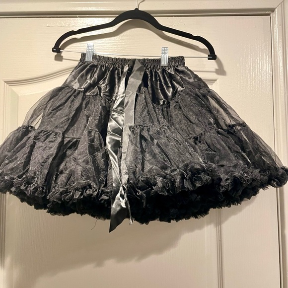 Black petticoat puffy - Picture 3 of 7